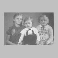 029-0015 Die Geschwister Dreyer aus Gross Michelau. Von links Sigrid, Harald und Sabine .jpg
